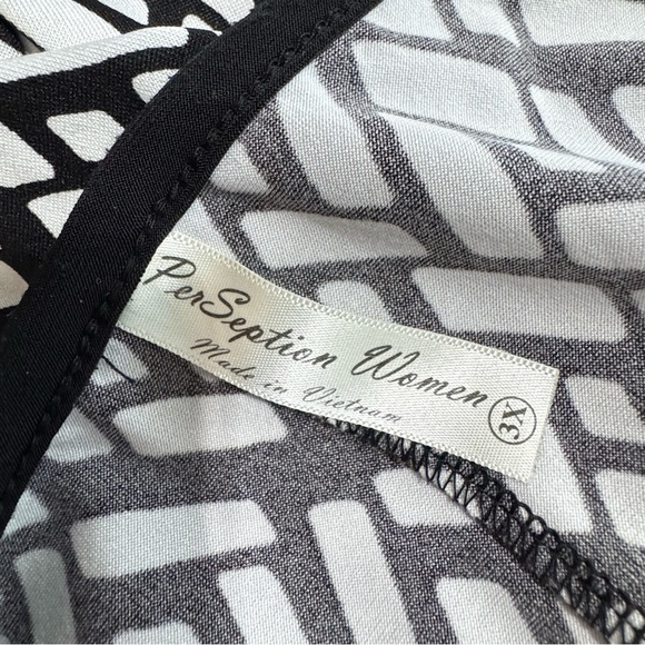 PerSeption Geometric Black and White Sleeveless Top - Picture 5 of 6